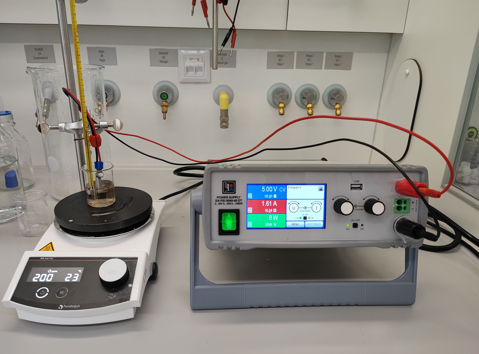 Deutsch-chilenisches Konsortium erforscht neue Wege zur Reduktion von Arsen in Kupferkonzentraten Aufbau eines elektrochemischen Oxidationsversuches: Diamantelektroden in schwefelsaurer Arsen(III)-oxid-Lösung.